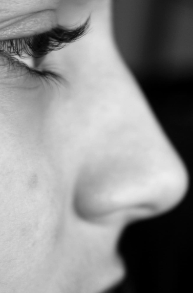 당신의 아름다움을 받아들이세요: 낮은 콧대를 높이는 방법