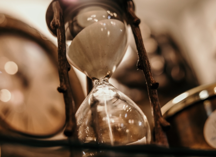 모래시계 증후군이 여러분의 발목을 잡지 않도록 하세요: 원인 및 증상과 전략 살펴보기